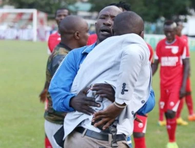 Η Κένυα έγινε...Τούμπα: Άντρας εισέβαλε με όπλο στο γήπεδο (φωτό)